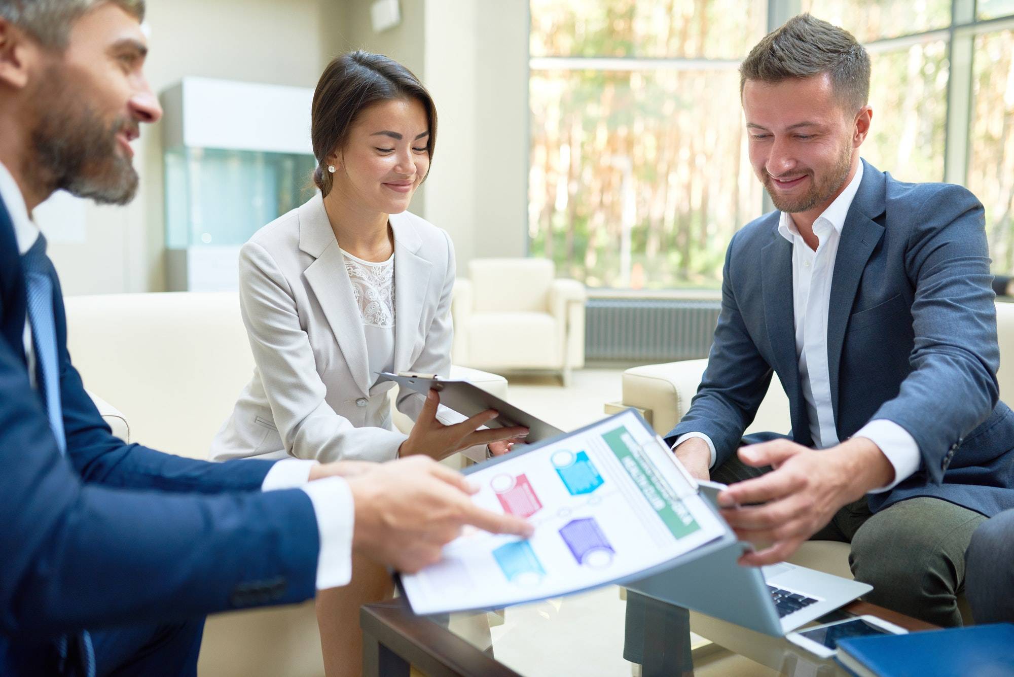 successful-business-team-working-in-office